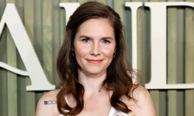 Amanda Knox responde à petição de protesto contra seu show Fringe em Edimburgo e diz que “homenageia a memória de Meredith Kercher”