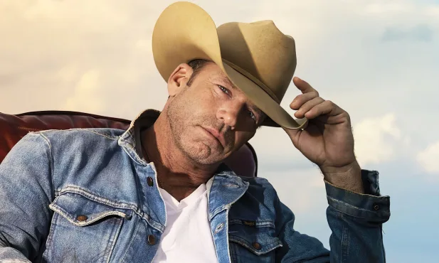 Antes de ‘Yellowstone’, o papel de destaque de Taylor Sheridan estava neste Neo-Noir de 4 partes