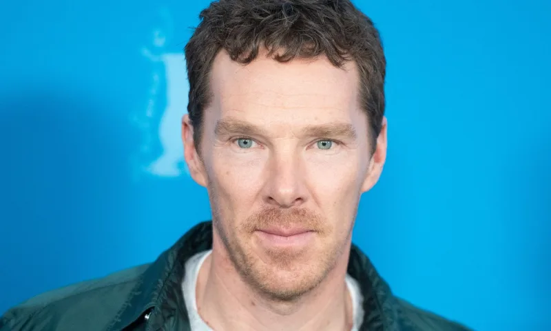 Benedict Cumberbatch reprisando o papel na nova adaptação da série de 17 livros de sucesso