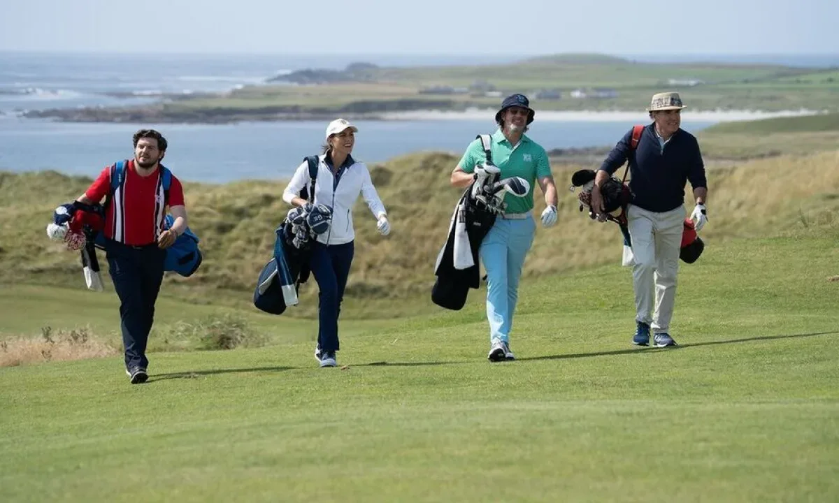 Crítica de 'Finnegan's Foursome': A comédia esportiva espectacular de Edward Burns é uma história de terapia familiar por meio do golfe