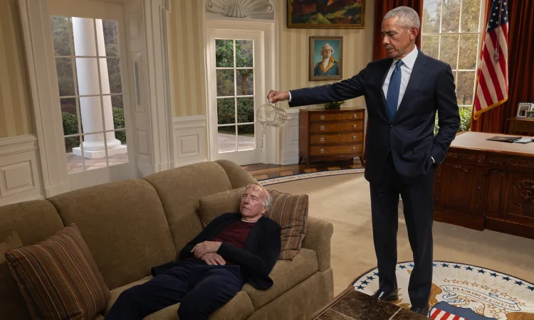 Nos bastidores da atuação de Obama em ‘Life, Larry’: culpando Larry David pelo desastre do terno bronzeado, improvisando falas e reclamando sobre ketchup