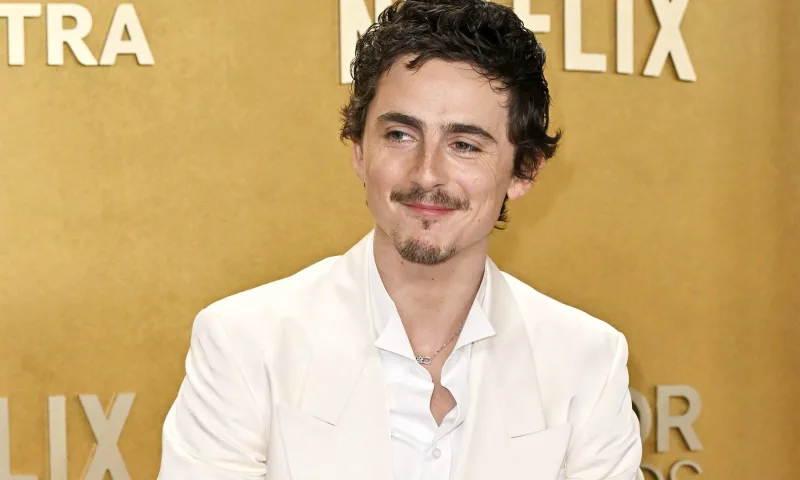 Novo filme de Timothée Chalamet com Selena Gomez revelado à primeira vista