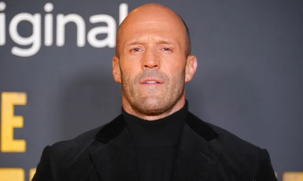 O filme de espionagem criminalmente subestimado de Jason Statham está desafiando James Bond no streaming