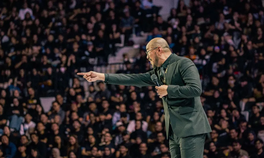 O maior comediante da Indonésia esgotou arenas enquanto irritava o governo. Agora ele está recomeçando na América